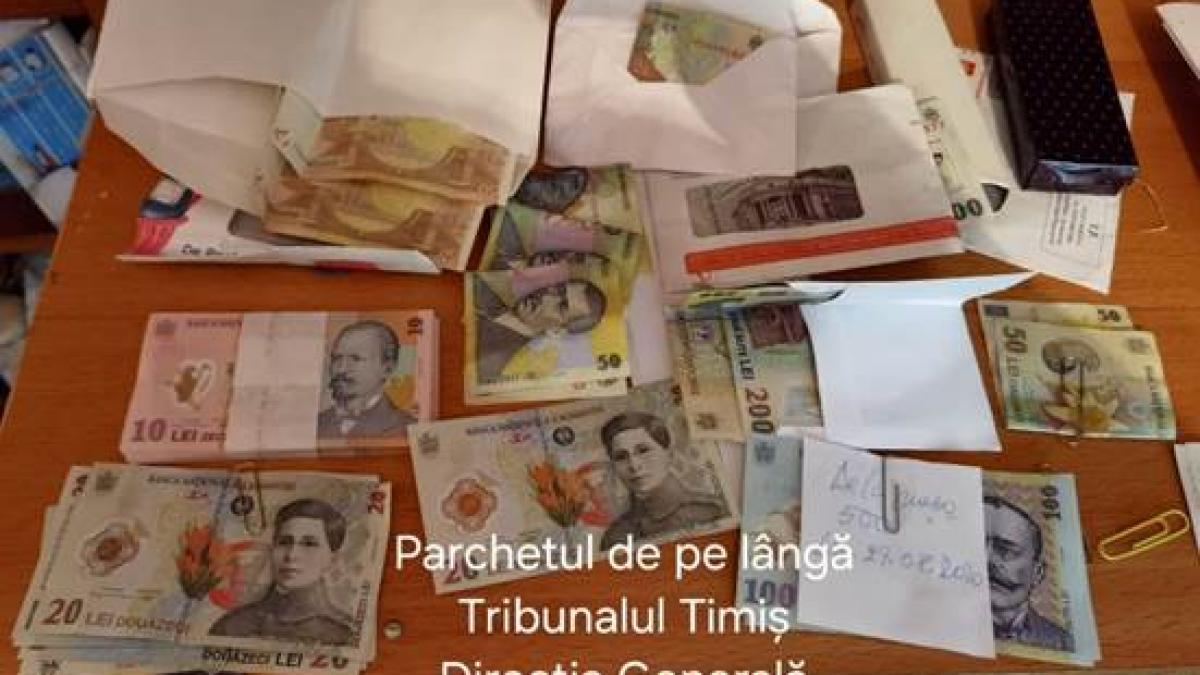 sase chirurgi si asistenta de la oncologie timisoara acuzati de mita au cerut bani doi ani de la bolnavi imagini cu plicurile pline