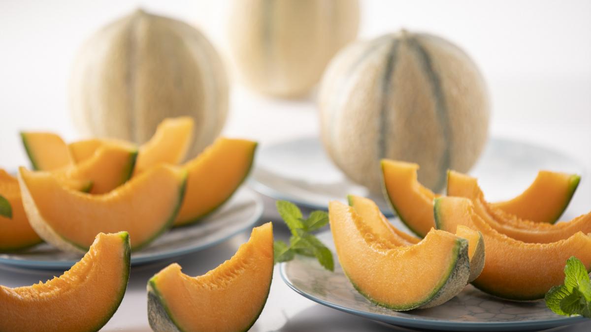 un italian cultiva pepeni galbeni de 20 000 de euro bucata are nevoie de ingrijire speciala trebuie masat cateva ore pe zi