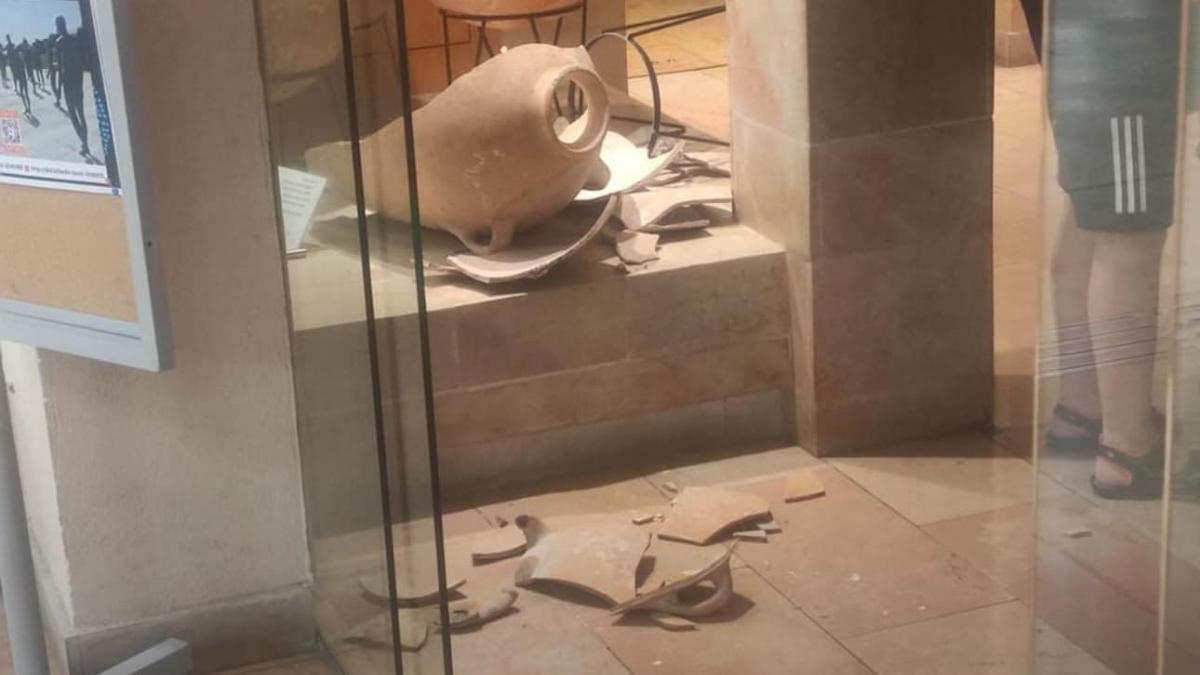 baiatul care a spart vasul vechi de 3 500 de ani dintr un muzeu voia sa vada ce este inauntru a devenit acum o vedeta locala