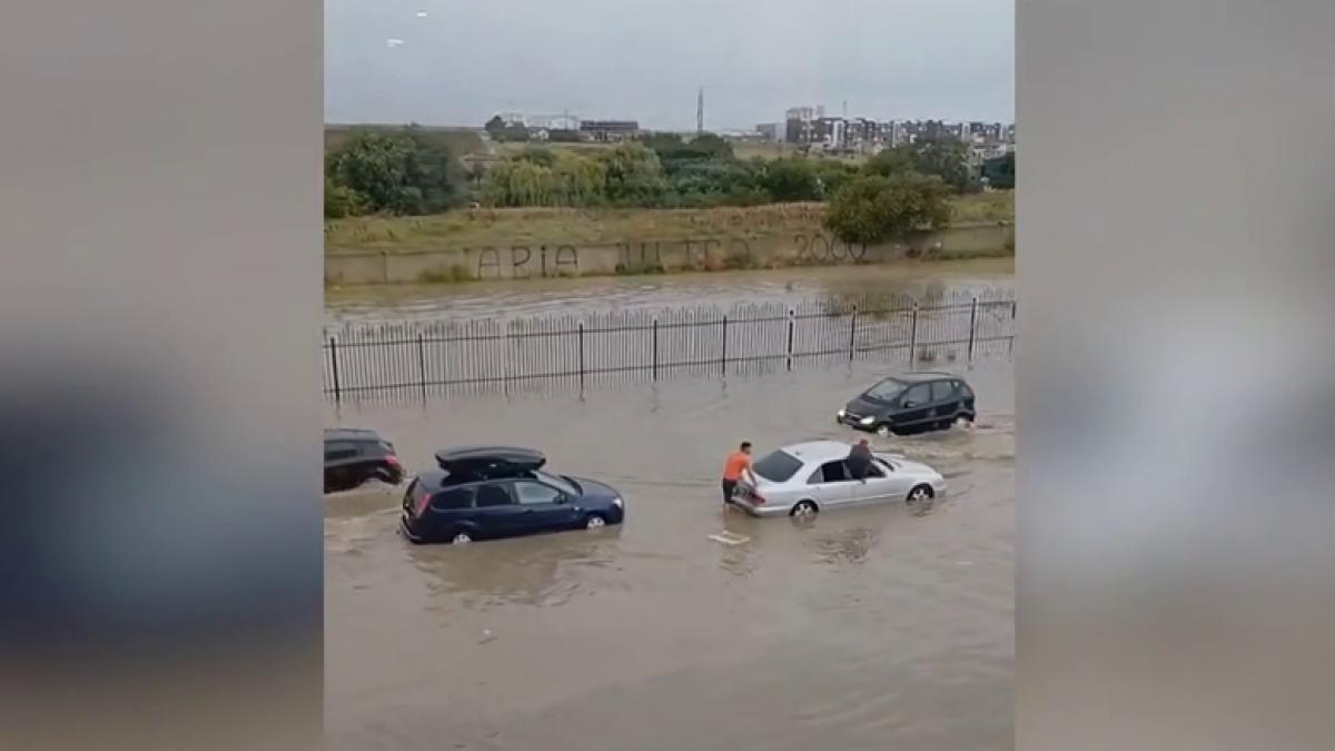 furtunile au facut ravagii in tara o comuna a fost acoperita de ape drumurile s au transformat in lacuri