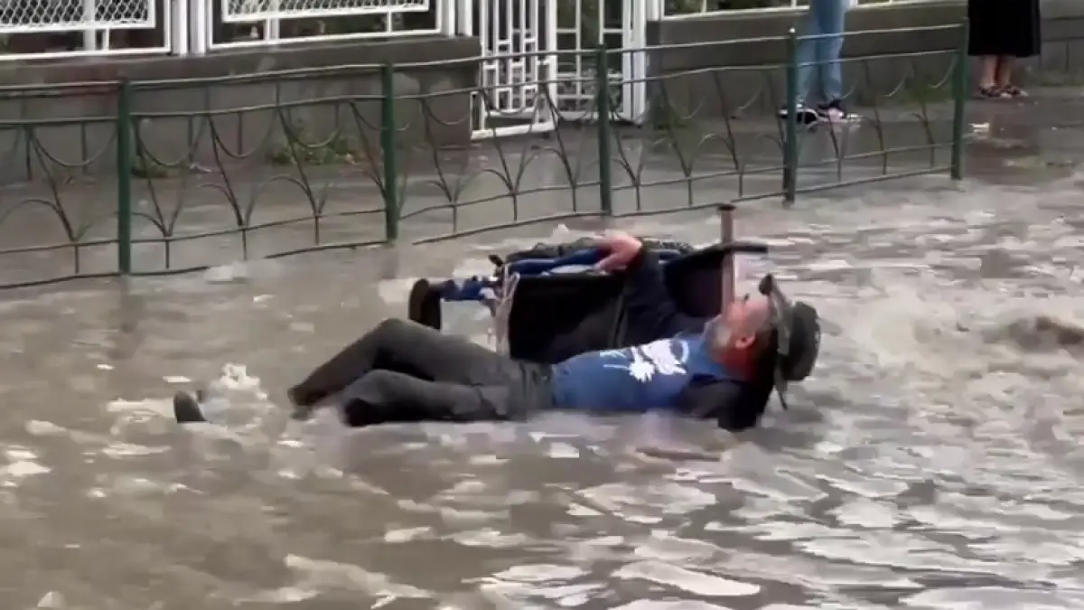 imagini emotionante in tulcea un batran in scaun cu rotile a fost salvat din mijlocul viiturii de trecatori