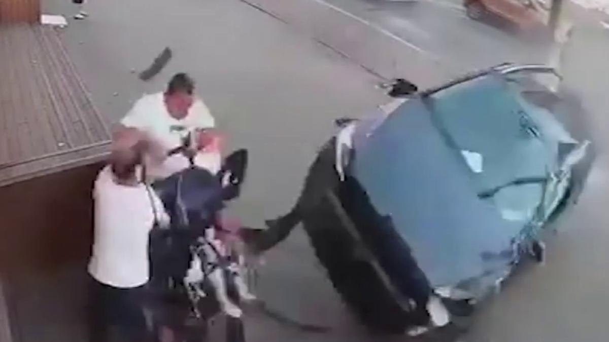 o familie cu un copil in carucior la un pas sa fie spulberata pe trotuar de o masina scapata de sub control