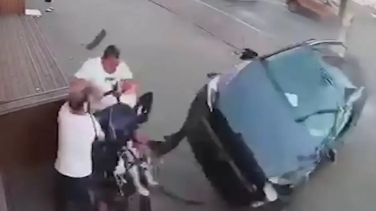 o familie cu un copil in carucior la un pas sa fie spulberata pe trotuar de o masina scapata de sub control