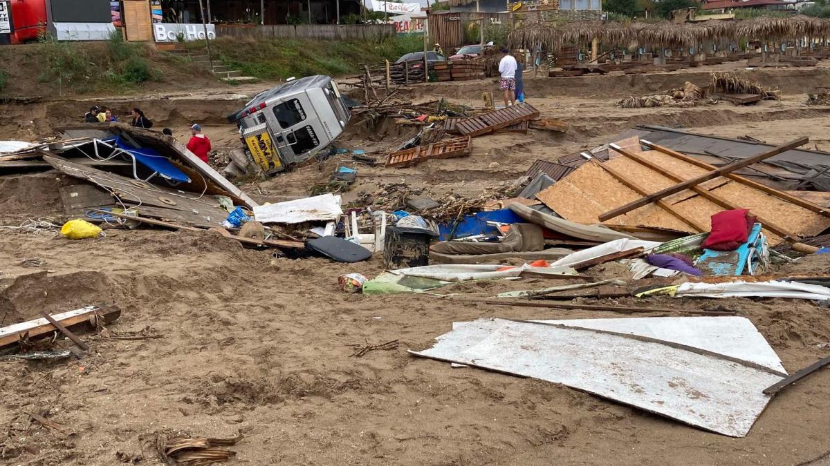 imagini apocaliptice din vama veche dupa furtunile care au spulberat totul in calea lor plajele arata ca dupa uragan