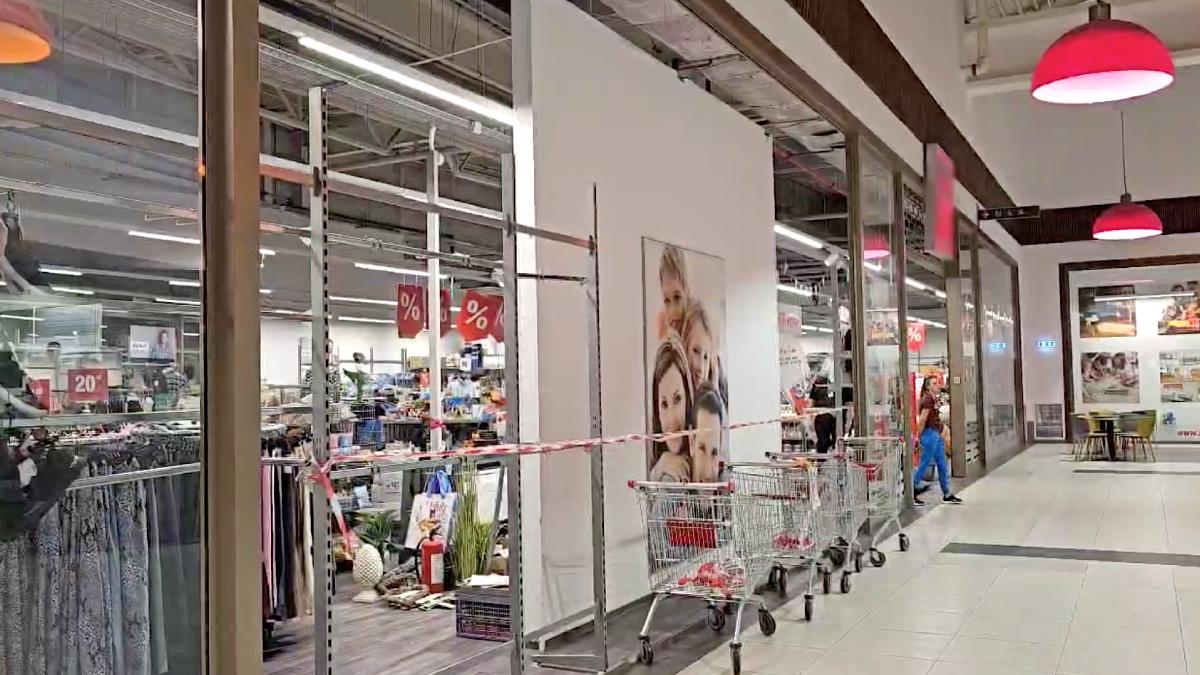 momente de panica intr un hypermarket din capitala geamurile unui magazin au cazut peste clienti