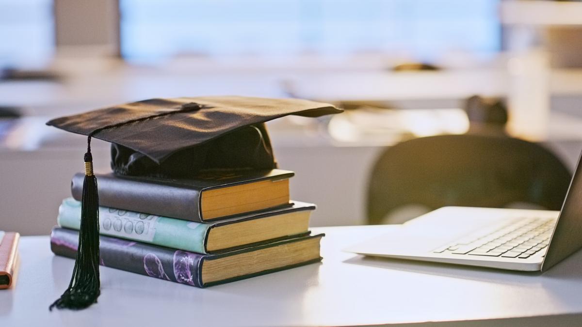 o facultate din romania renunta la lucrarea de licenta decizia a fost luata la cererea studentilor