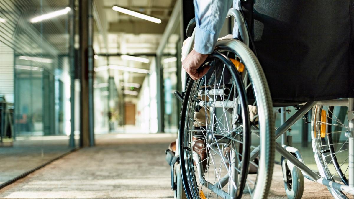 pensionarii cu dizabilitati grave vor sa atace legea pensiilor in instanta nu suntem pomanagii suntem oameni care au contribuit