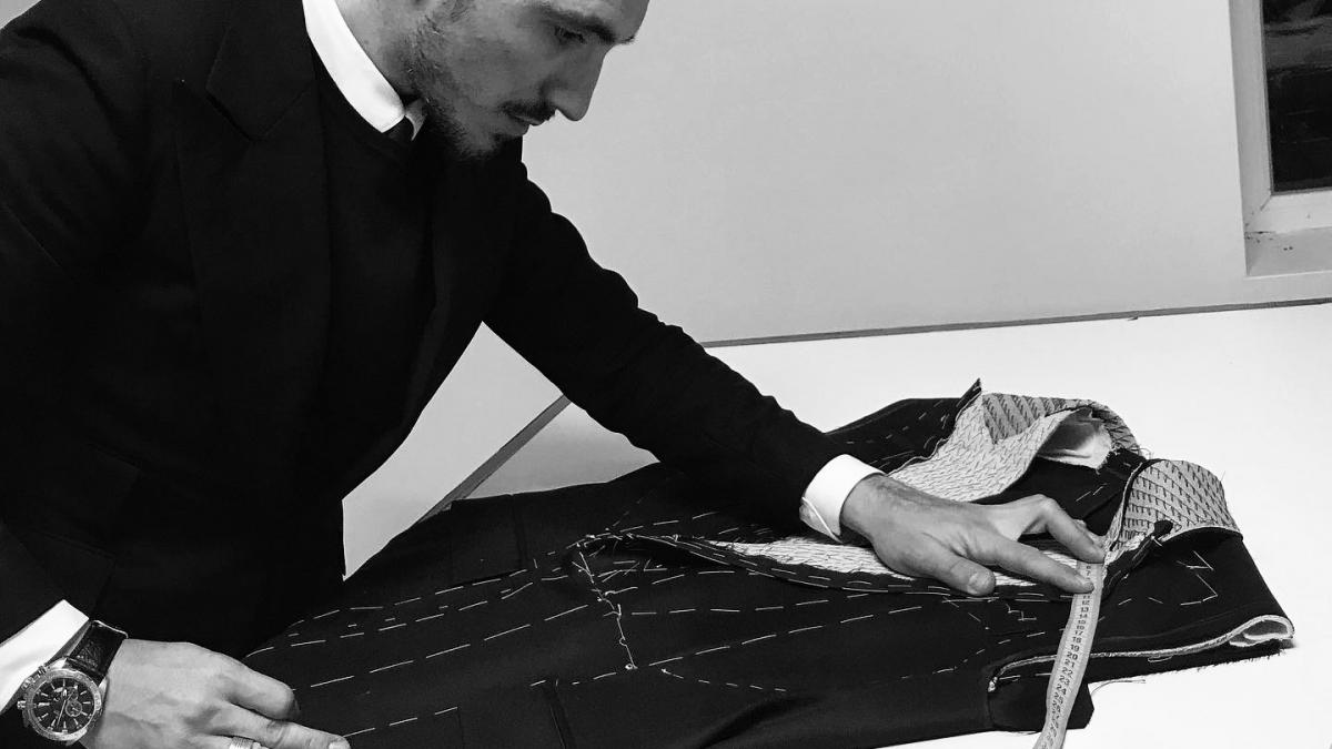 romanul care coase haine batute cu praf de diamante fiind un popor sarac sufleteste trebuie sa epatam