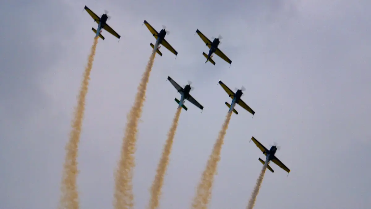 cele mai spectaculoase imagini de la bias peste 150 de piloti si parasutisti din 13 state au facut show pe cerul din bucuresti