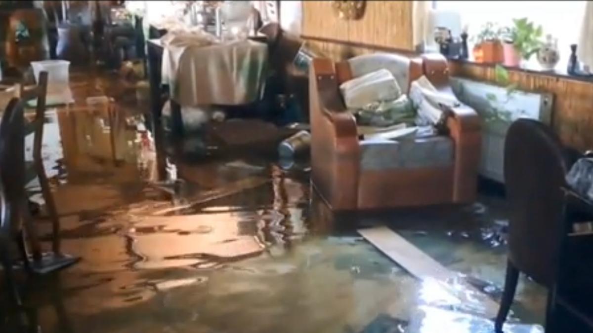 cum arata acum o cherhana de pe litoral dupa ploile care au facut prapad apa e de jumatate de metru totul e distrus