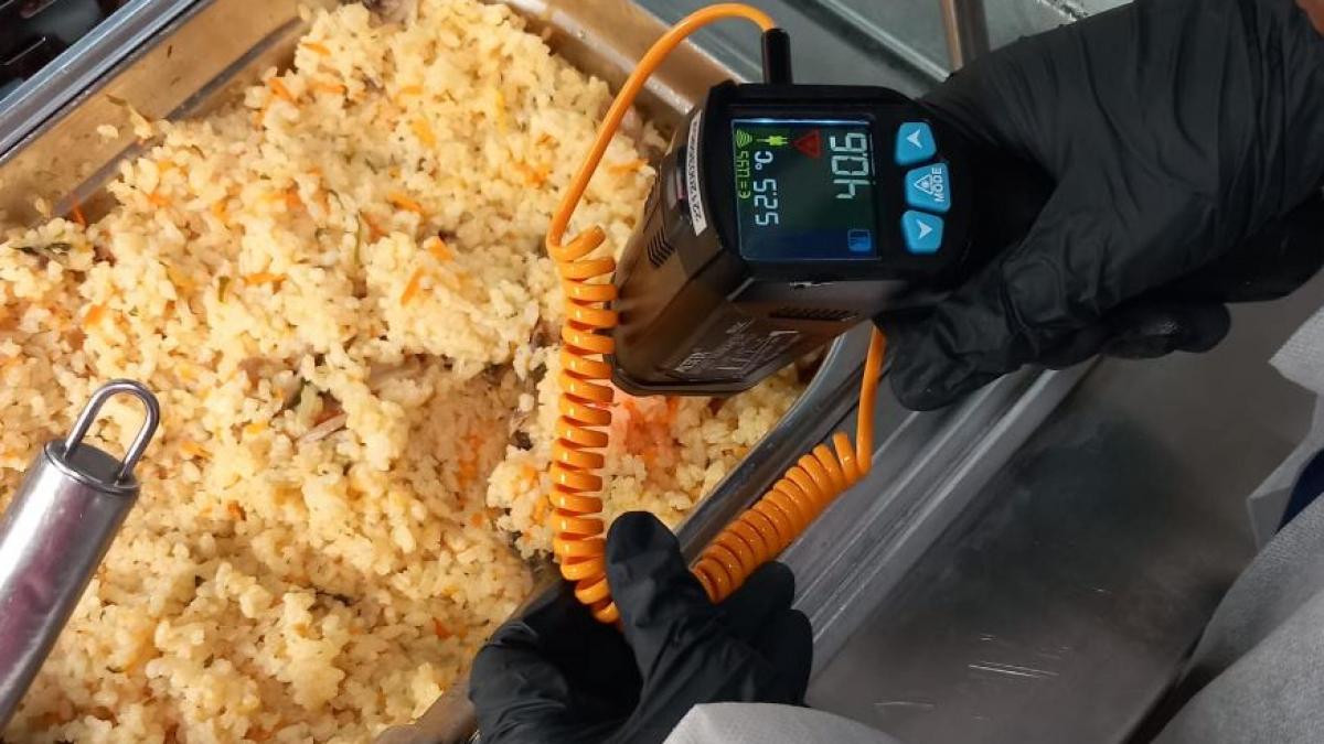 foto mancare expirata mizerie si jucarii periculoase pe litoral anpc a dat amenzi de peste 12 milioane de lei