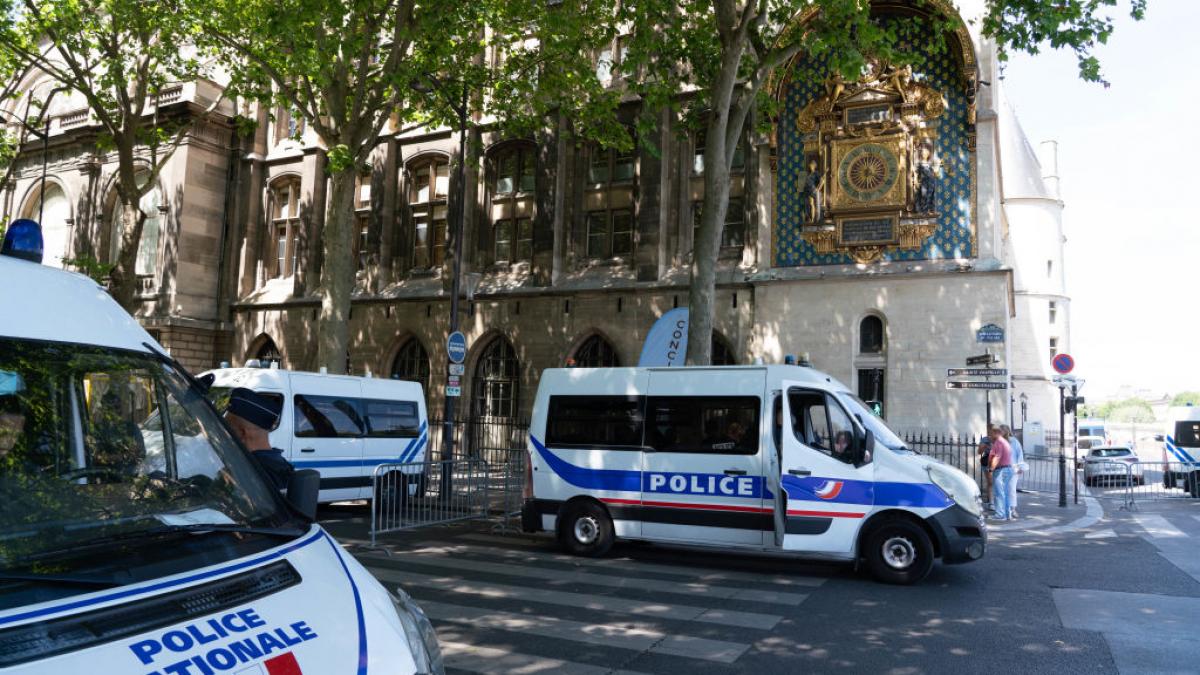 franta este in stare de soc un barbat este acuzat ca si a drogat sotia si a invitat acasa 80 de barbati ca s o violeze