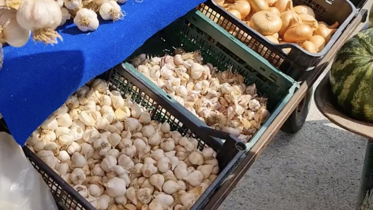 importam mere din polonia si usturoi din china in timp ce produsele romanesti se vand la marginea drumului la taran spun ca e scump