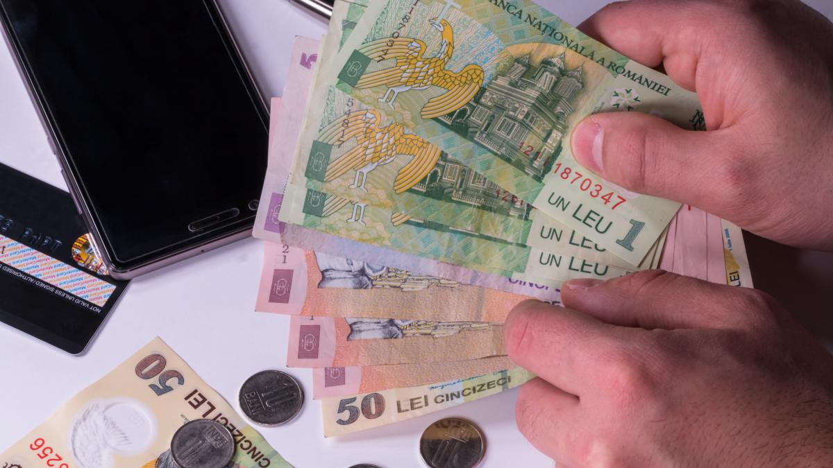 romanii fac fata cu greu cheltuielilor lunare orasenii au restante la intretinere satenii amana plata facturilor la curent