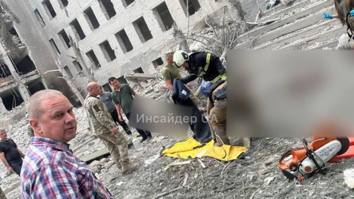 41 de morti si 180 de raniti dupa ce rusii au bombardat o scoala si un spital din poltava ucraina