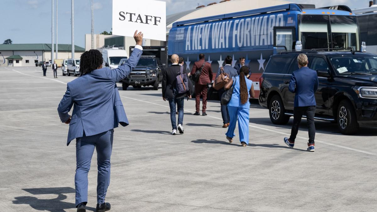 mai multe masini din coloana oficiala a lui tim walz s au ciocnit pe o autostrada joe biden l a sunat pe tim walz