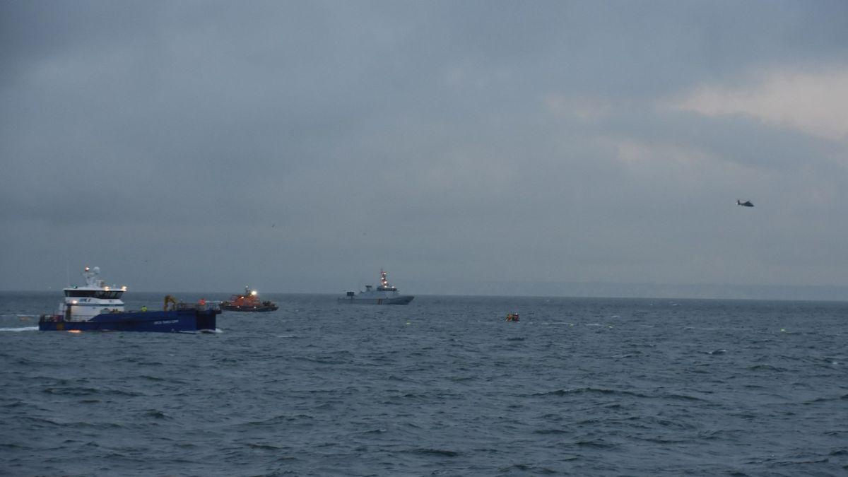 o barca cu 100 de migranti s a rasturnat in canalul manecii mai multe persoane au murit zeci de victime recuperate din apa