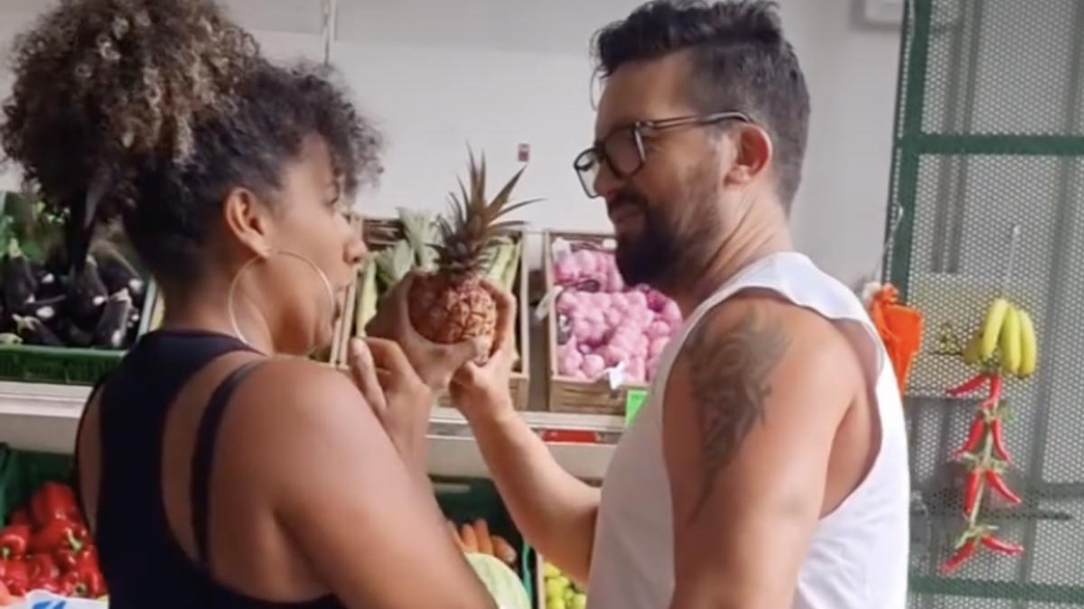 ora ananasului trendul de agatat din spania care provoaca haos in magazine cum au ajuns oamenii sa isi caute jumatatea