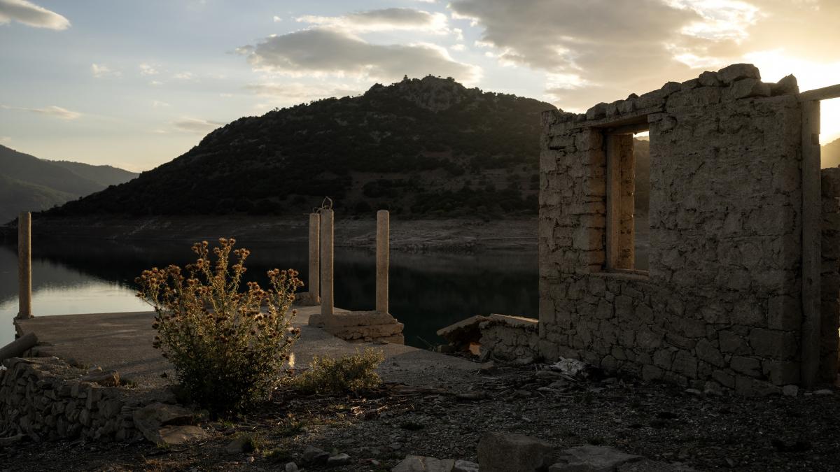 ruinele unui sat scufundat in urma cu zeci de ani au reaparut la suprafata din cauza secetei in grecia