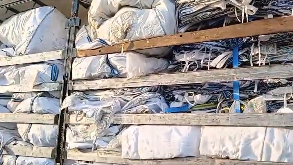 7 tone de gunoaie din italia si un motostivuitor au fost intoarse de la granita de garda de mediu