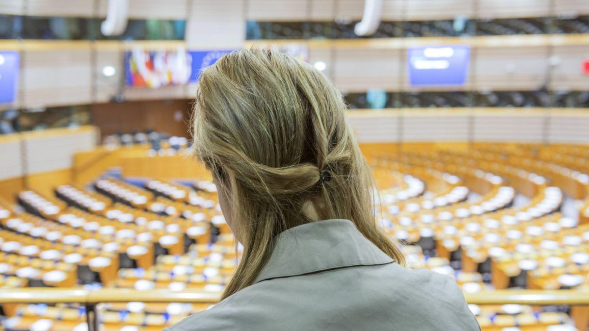 afacerea eurofi un grup de lobby cu trei angajati plateste luxul politicienilor de la bruxelles cu bani de la banci si companii