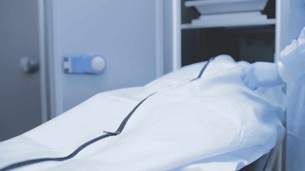 de ce a fost tinut cadavrul unui barbat la morga timp de un an familia il inmormanteaza abia acum