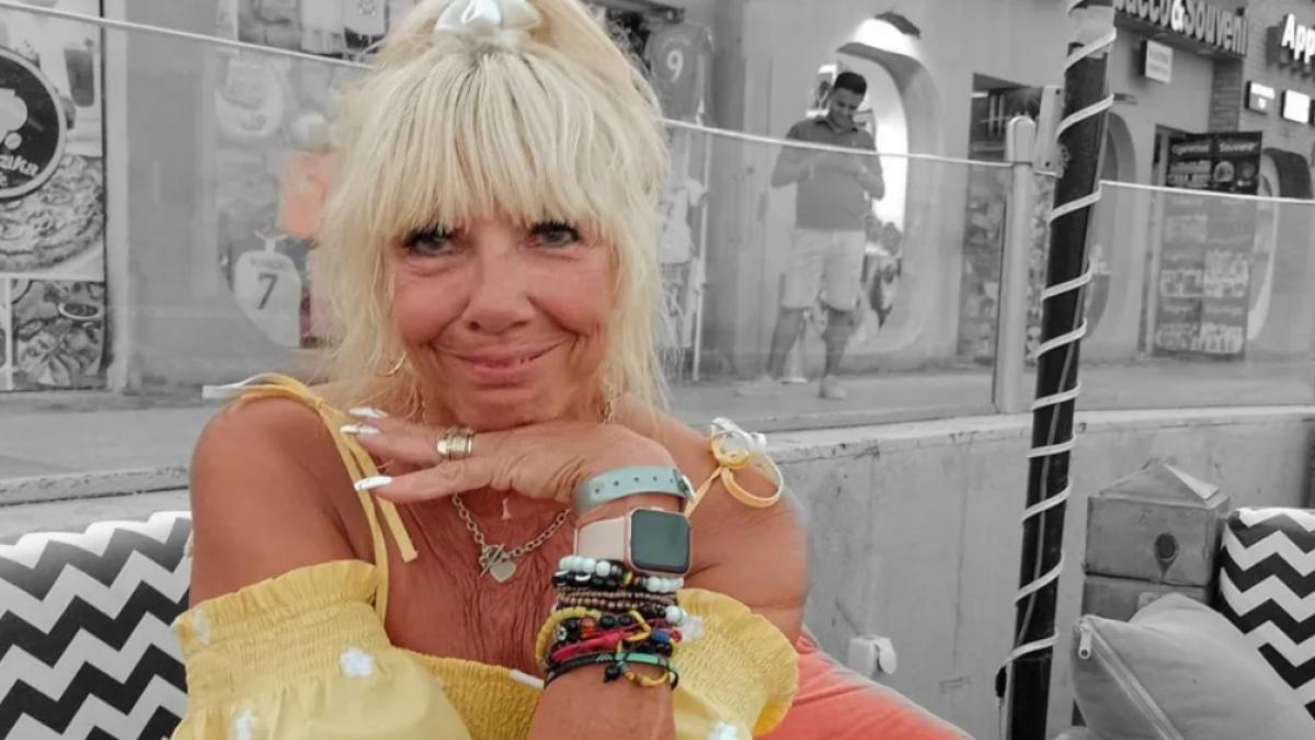 o femeie s a imbolnavit de cancer din cauza implanturilor mamare si trage un semnal de alarma niste bombe cu ceas