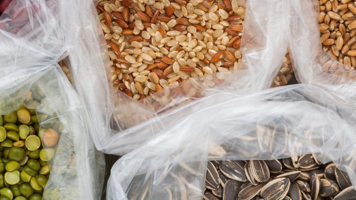 droguri vandute in pungi de seminte pe litoral ce au gasit procuroii diicot la doi dealeri prinsi in statiunea costinesti