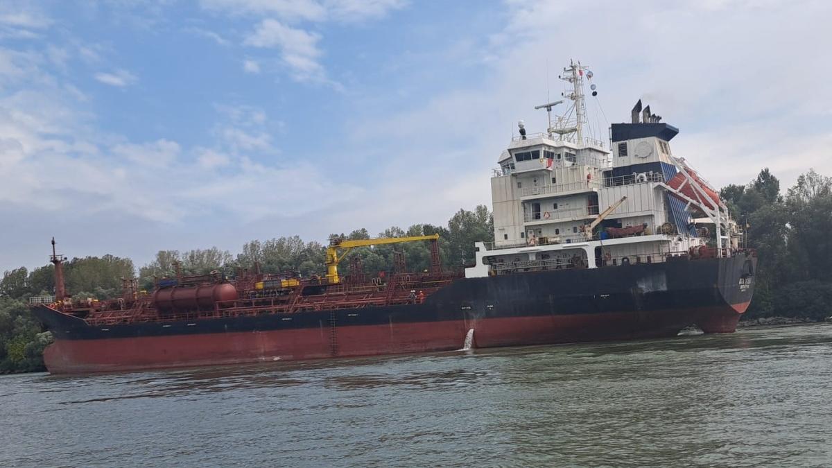 o nava sub pavilion barbados a esuat pe malul drept al canalului sulina