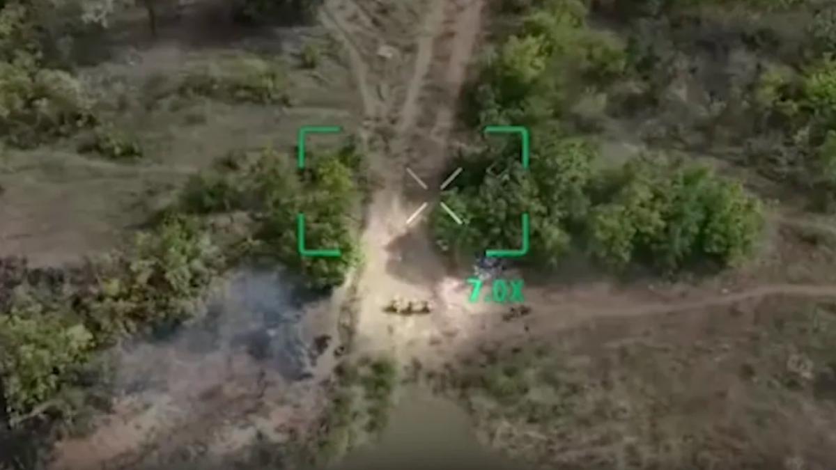 noi imagini socante filmate din drona arata cum rusii ii executa fara mila pe ucrainenii care se predau