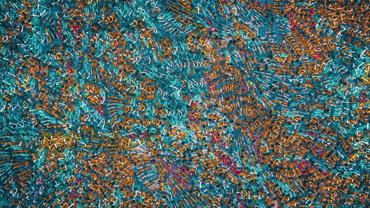 cimitirele civilizatiei umane cum au ajuns sa fie abandonate pe campuri milioane de masini avioane biciclete si chiar tancuri