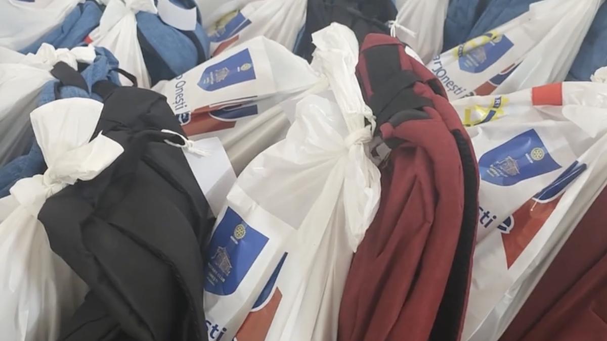 gest de omenie intr o comuna din bacau 100 de copii din familii defavorizate din oituz au primit haine si rechizite