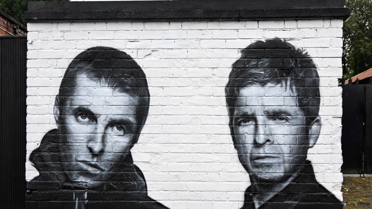 o pensionara a platit din greseala 2 700 de lire sterline pe bilete la concertul oasis bunica a vrut sa ii faca o surpriza nepoatei