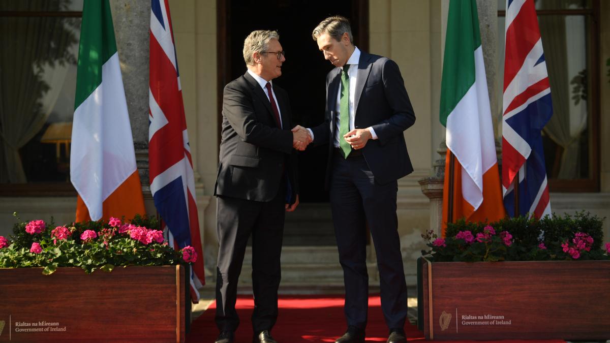 premierul britanic keir starmer deschide o noua era de cooperare si prietenie cu irlanda in prima vizita oficiala din ultimii 5 ani