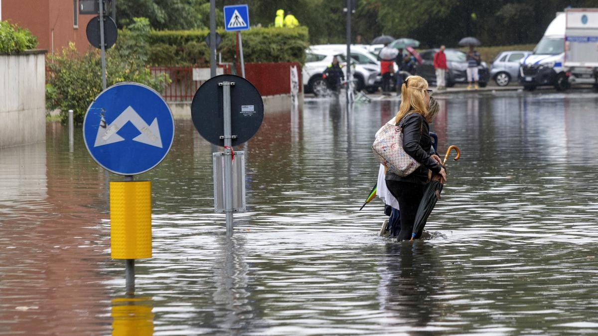 furtuni violente si tornade vremea rea a facut prapad in italia oamenii avertizati sa stea departe de poduri si copaci