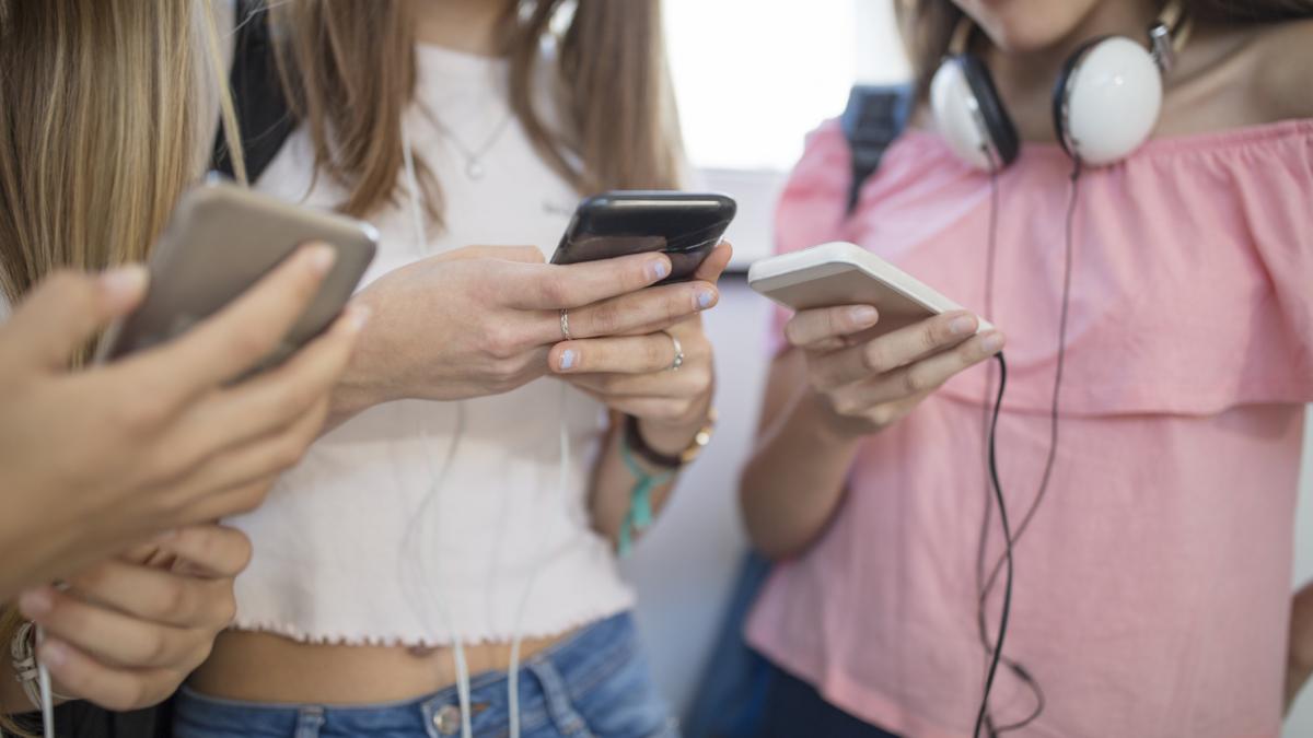 tot mai multe tari europene interzic folosirea telefoanelor in scoli ce spun elevii despre masura ne intoarcem in timp