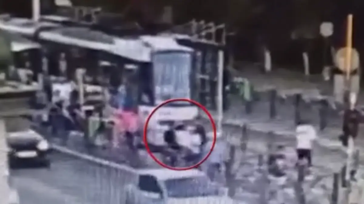 momentul in care un jandarm a fost injunghiat intr o statie de tramvai din bucuresti sub privirile trecatorilor
