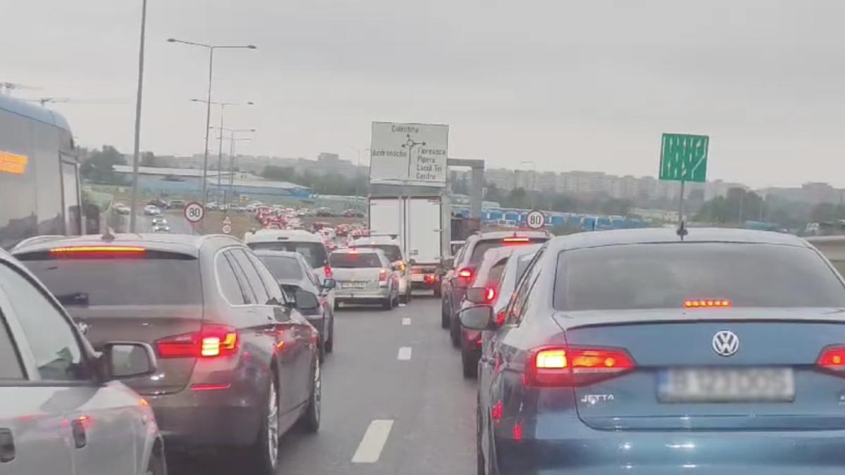 este haos in traficul din bucuresti dupa inceperea scolii bulevardele din capitala unde s au format cozi kilometrice de masini