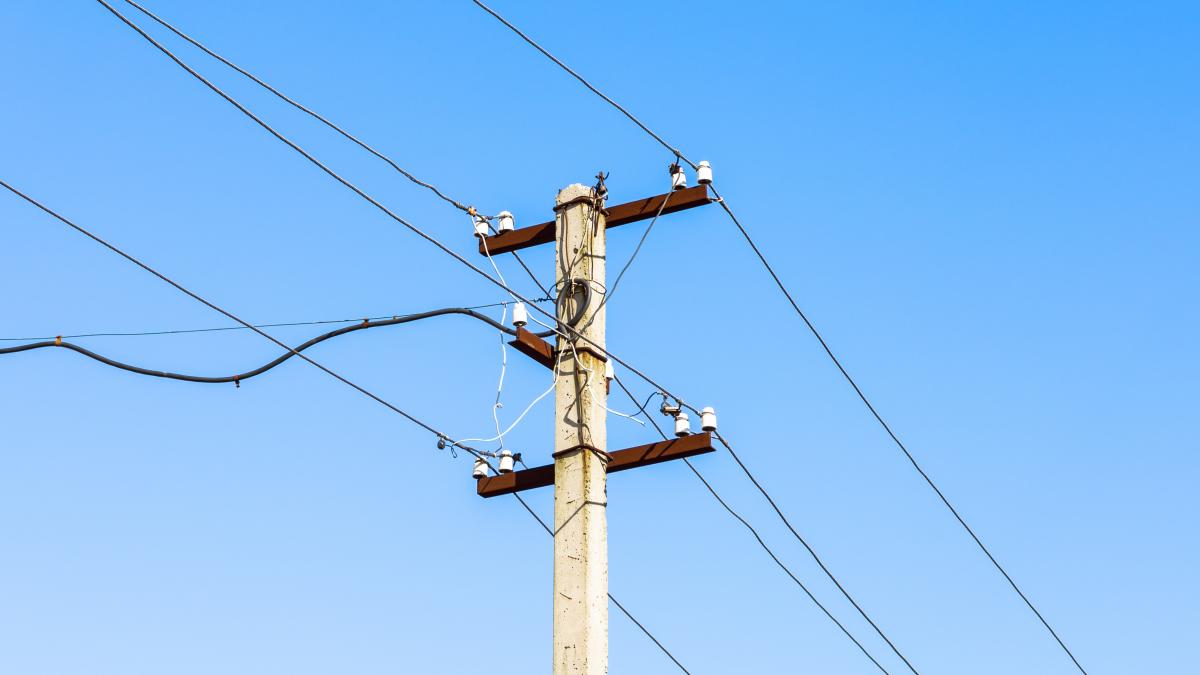 la un pas de tragedie pentru un selfie un barbat din vrancea s a electrocutat dupa ce s a catarat pe un stalp de curent