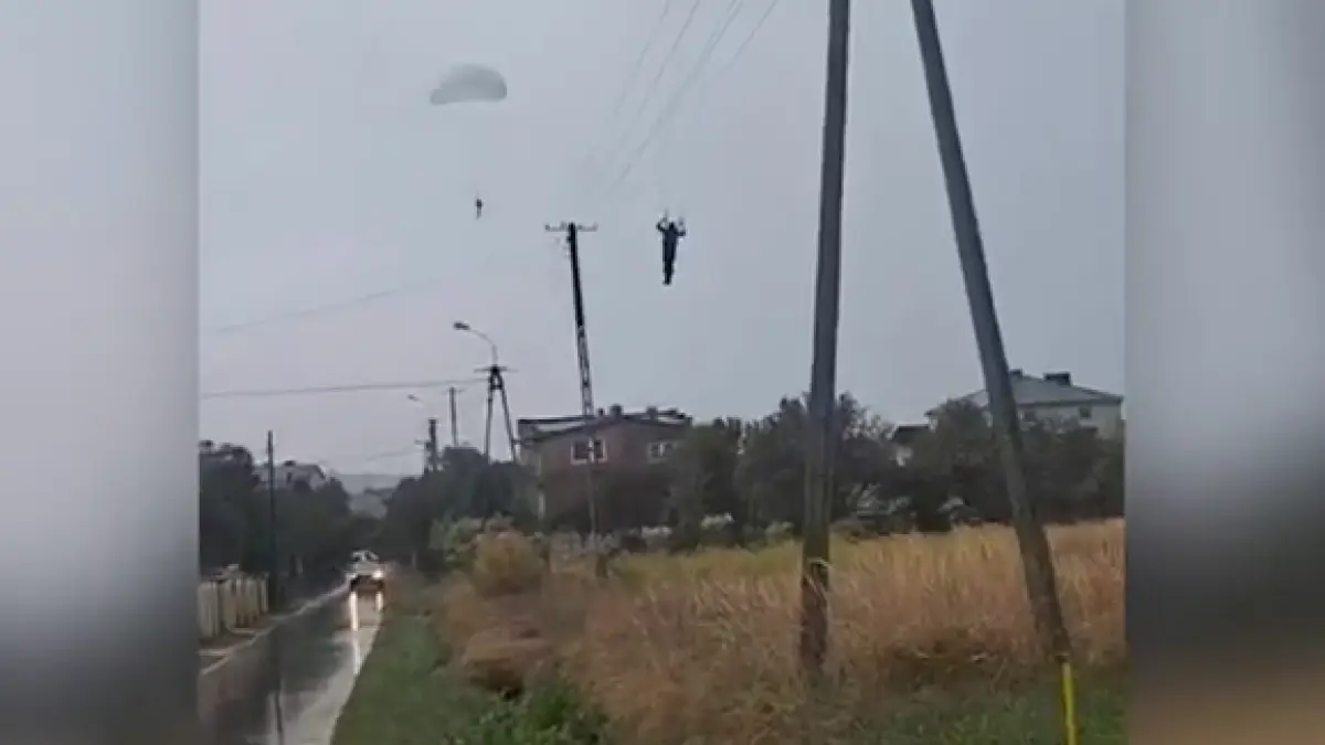 momente de panica in polonia mai multi parasutisti militari luati de vant unul a aterizat pe o casa altul a ramas blocat in cabluri