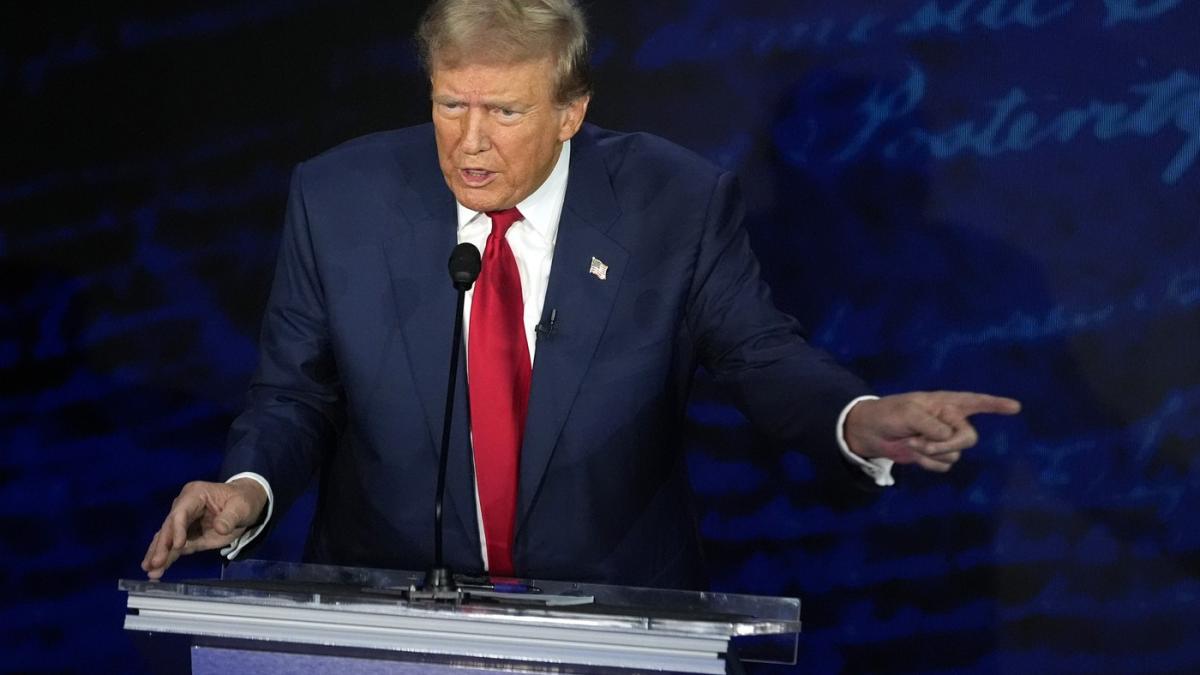 momentul bizar in care trump o acuza pe harris ca vrea sa faca operatii transgender pe imigrantii ilegali din inchisoare