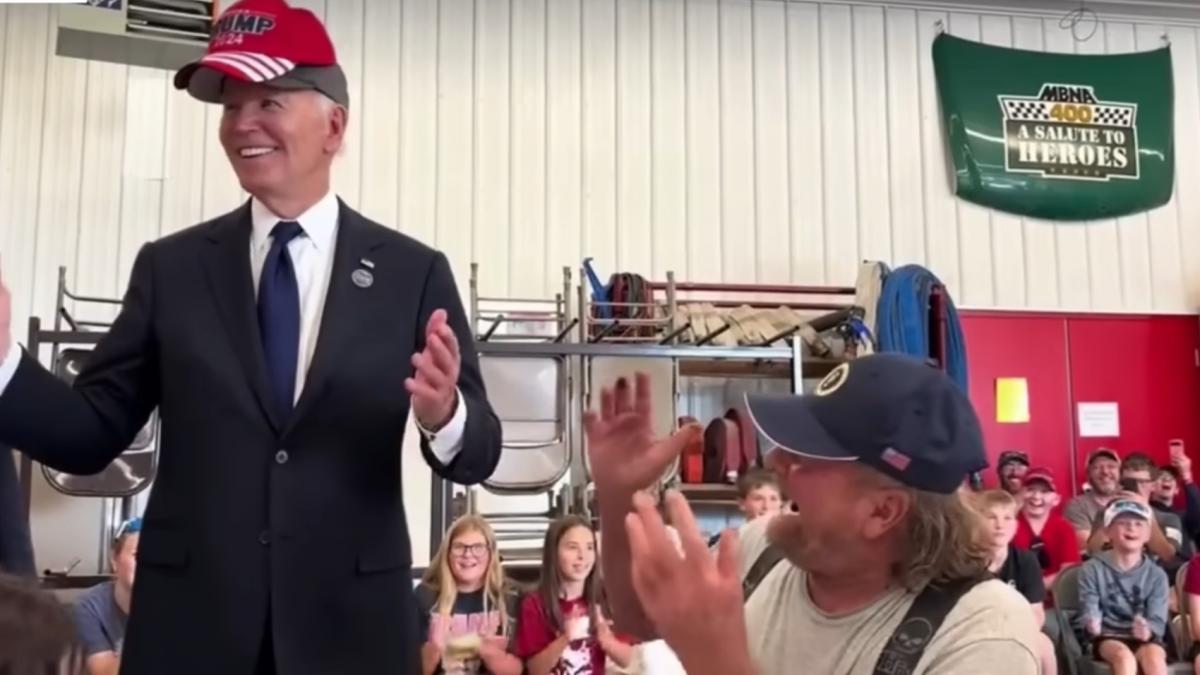 biden a fost fotografiat purtand o sapca trump 2024 la un eveniment de comemorare 9 11 campania trump multumim pentru sprijin joe