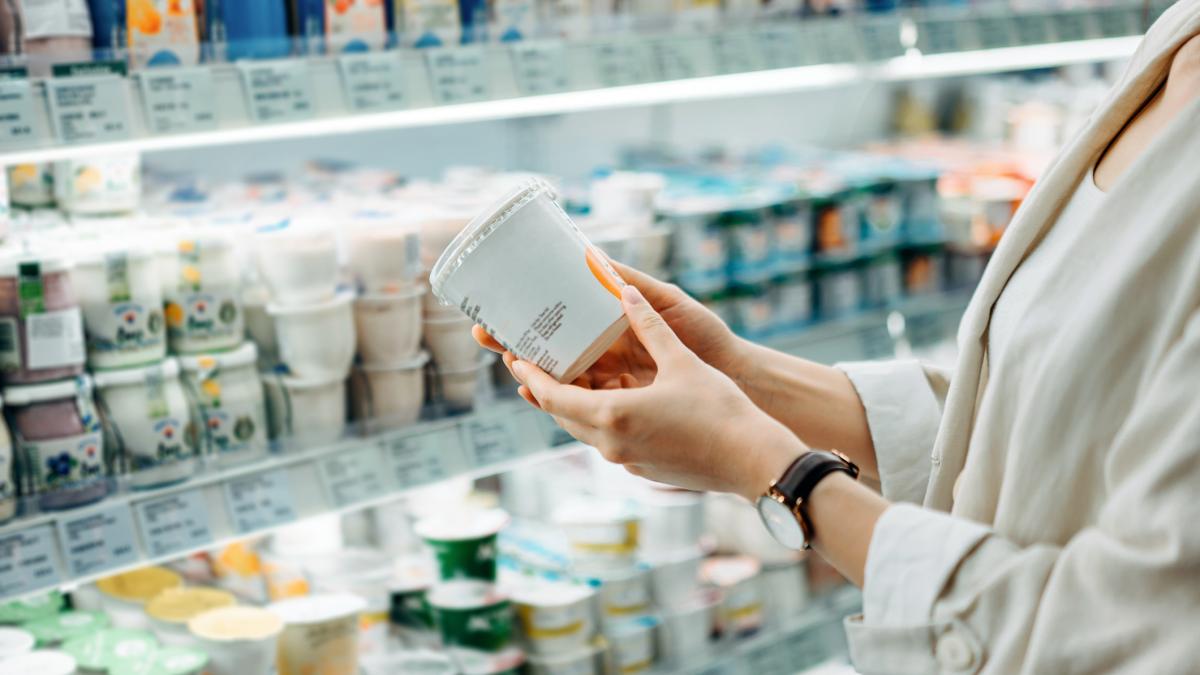 ei taie din gramaj si zic ca e acelasi pret pai e pretul dar daca nu e gramajul romanii iau in deradere noile afise din magazine