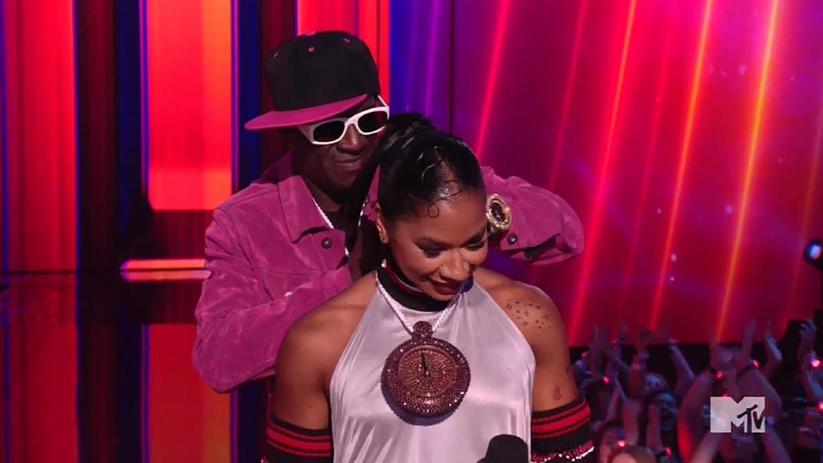 gimnasta jordan chiles a primit o medalie simbolica la gala mtv music awards stiu ca au incercat sa ti o ia