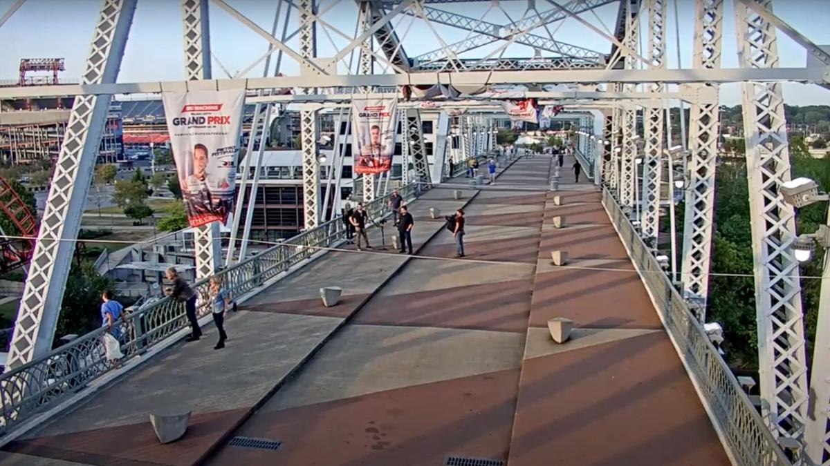 jon bon jovi a salvat o femeie care voia sa se arunce de pe un pod intreaga scena a fost surprinsa de camerele de supraveghere