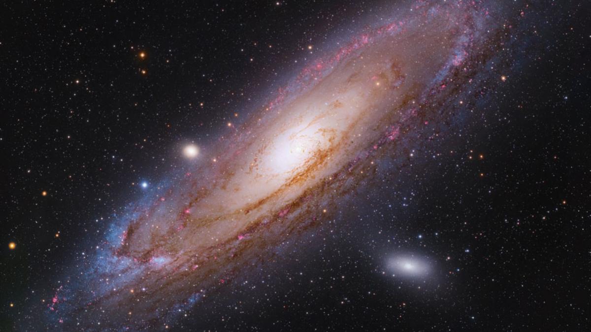 o gradina de trandafiri plini de stele noi imagini spectaculoase cu galaxia andromeda stralucind in rosu au fost publicate de nasa