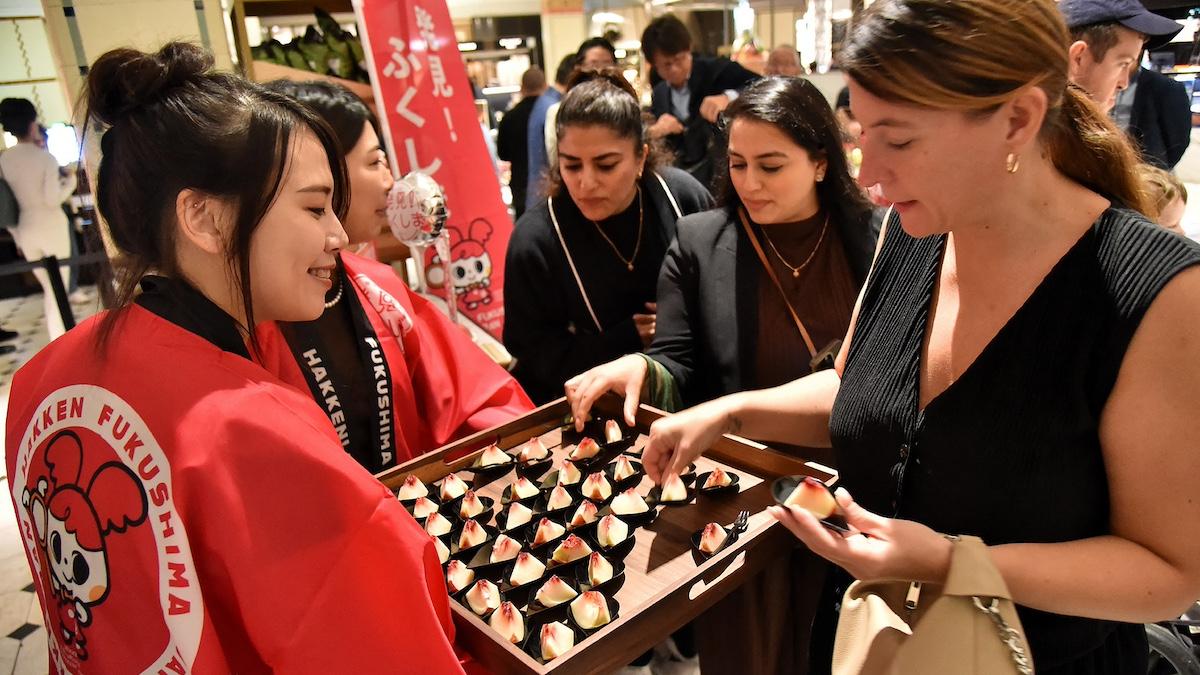 piersicile de la fukushima vandute intr un magazin de lux din londra doritorii platesc 30 de dolari pentru o bucata