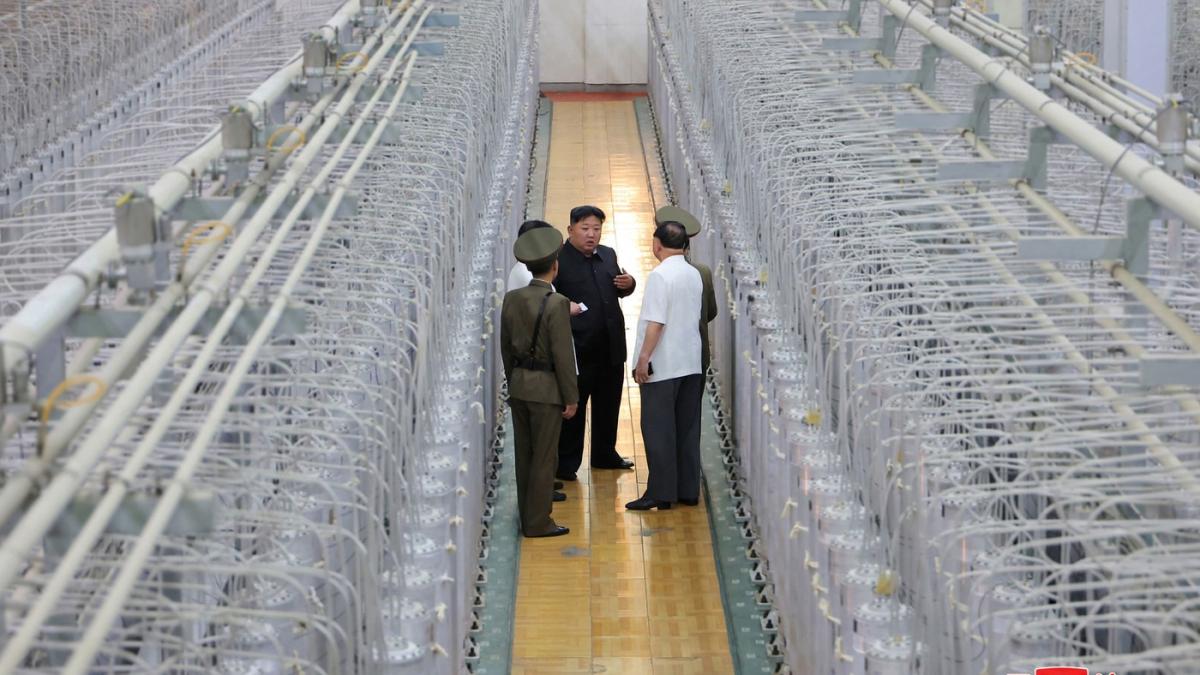 imagini rare din coreea de nord fotografii in premiera cu kim jong un in vizita la un centru de imbogatire a uraniului