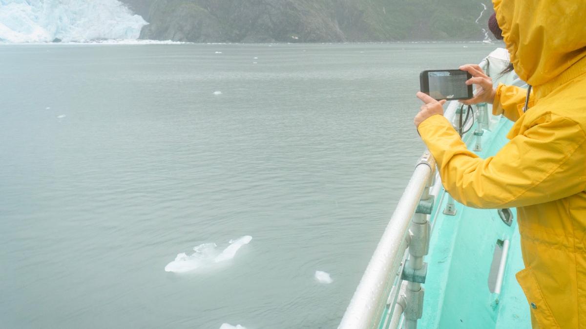 moment titanic in timp ce o nava de croaziera se ciocneste cu un bloc de gheata ratacit si plutitor din alaska