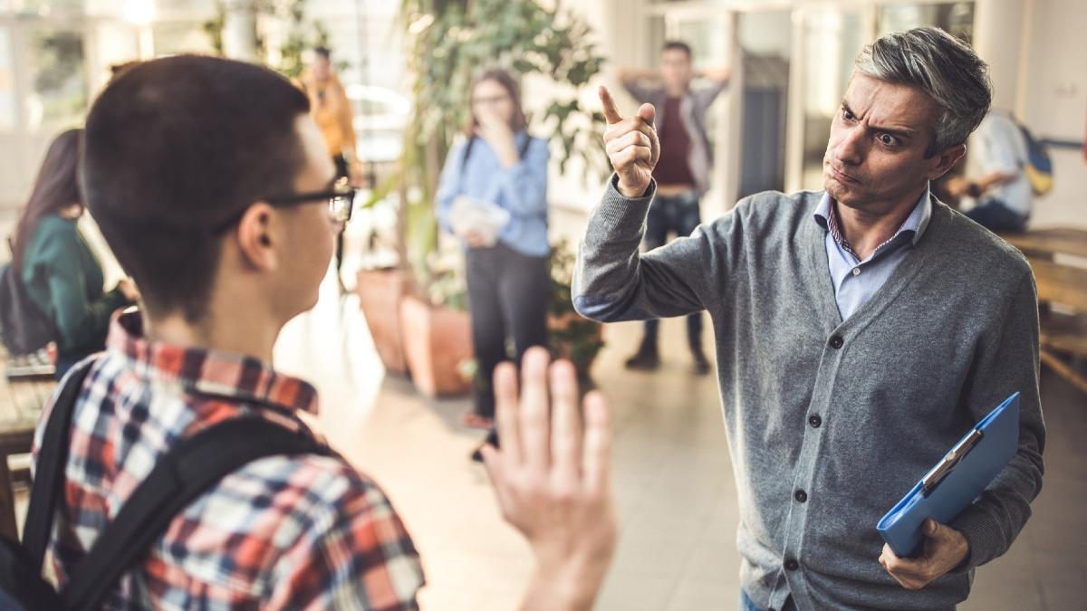 motivul absurd pentru care un profesor cu plangeri penale de la elevi si parinti nu poate fi demis de la trei licee din bucuresti